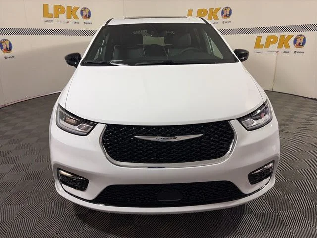New 2026 Bright White Clear-Coat Exterior Paint Chrysler Limited image 10