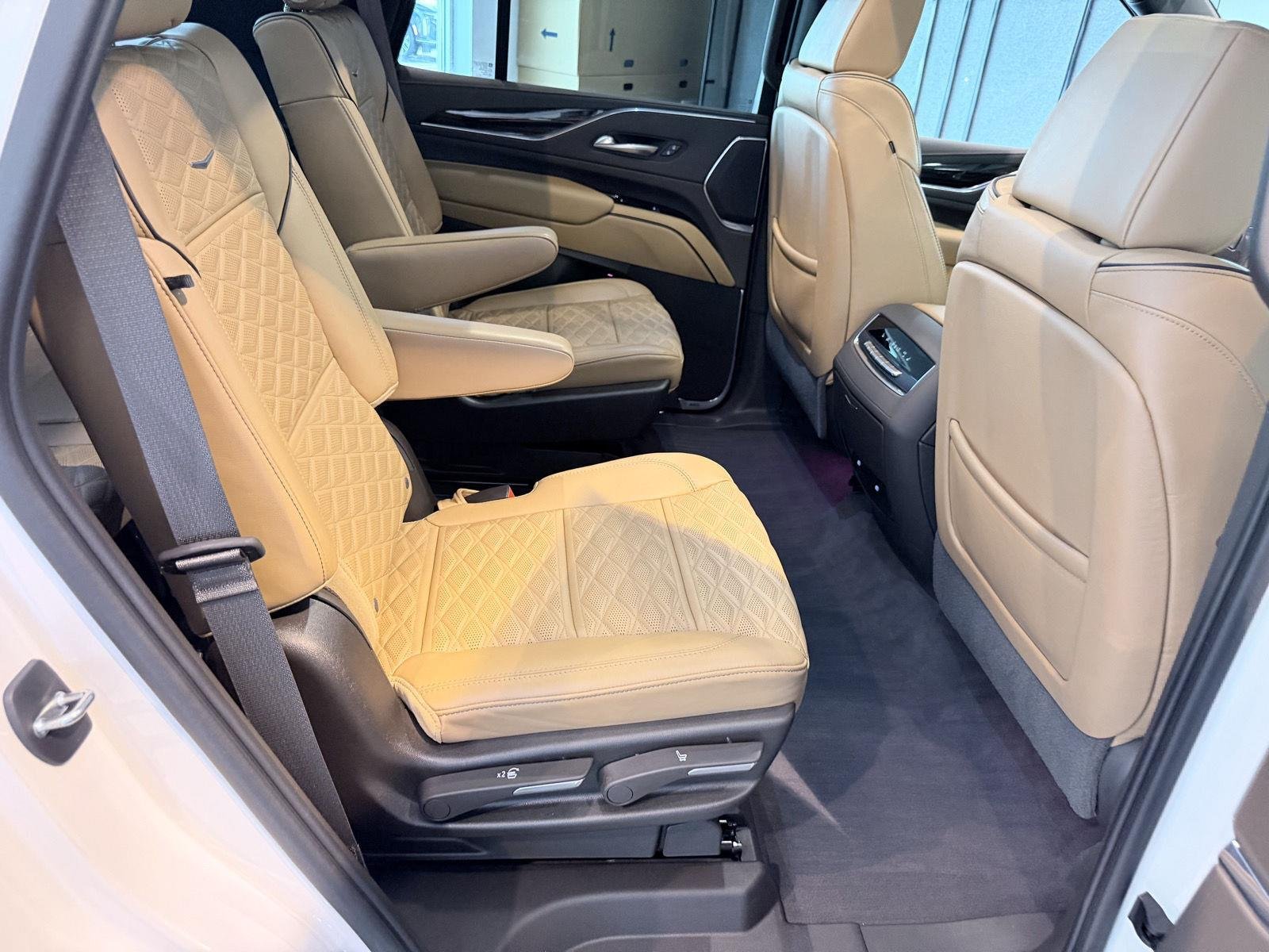 Used 2021 CRYSTAL WHITE TRICOAT Cadillac Premium Luxury image 30