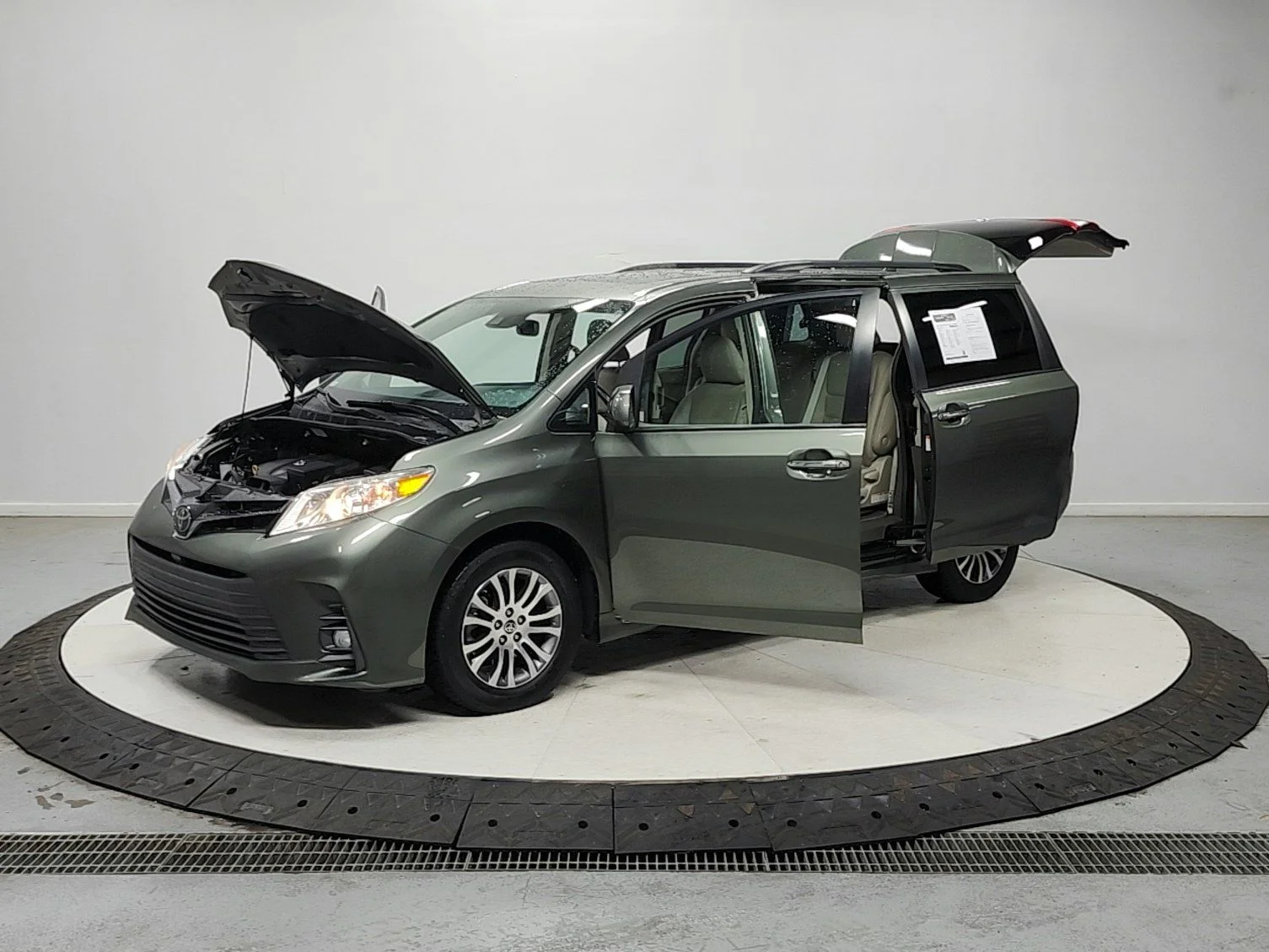 Used 2020 Green Toyota XLE Premium image 12