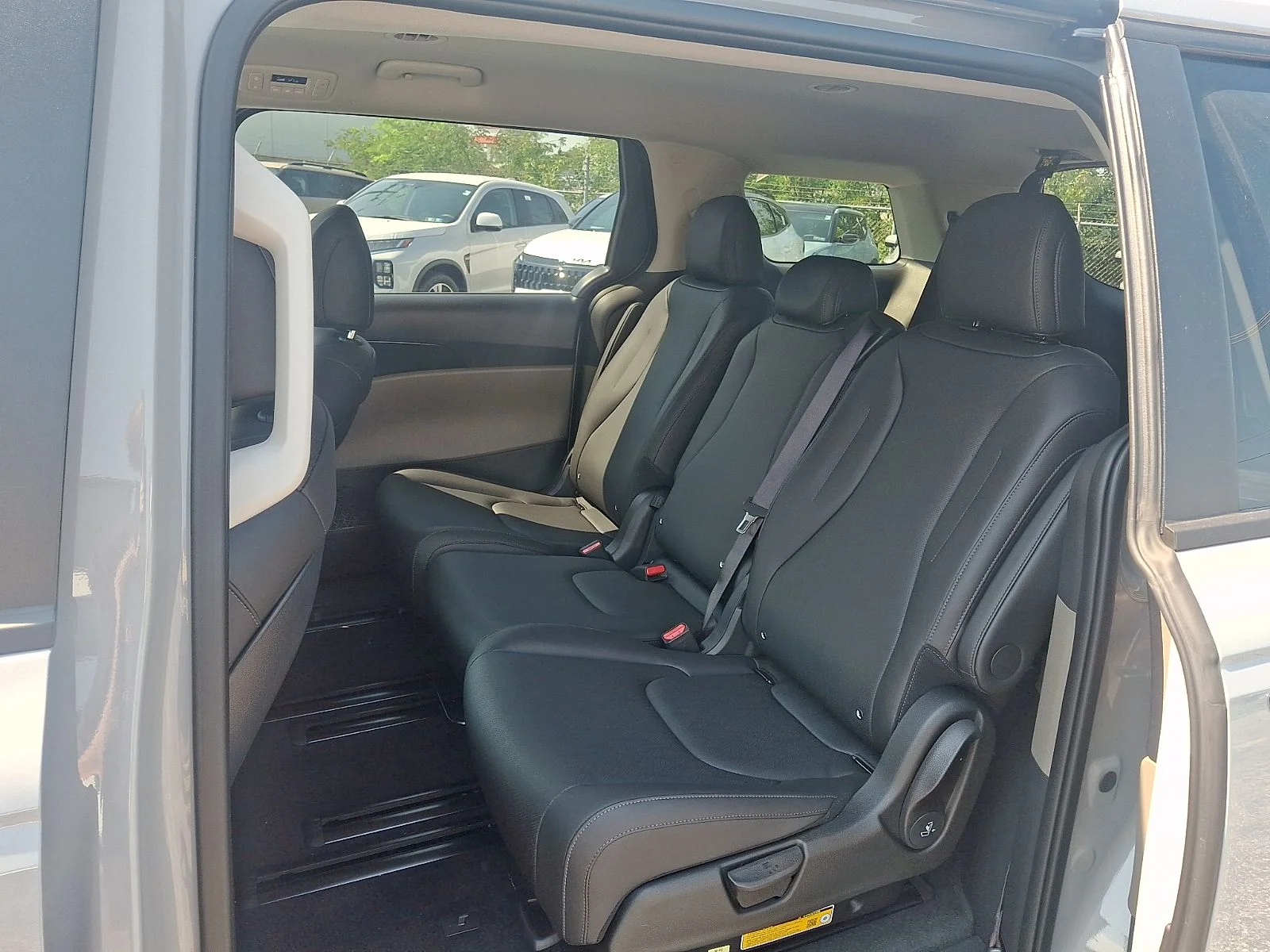 New 2027 Silver Kia LXS image 9