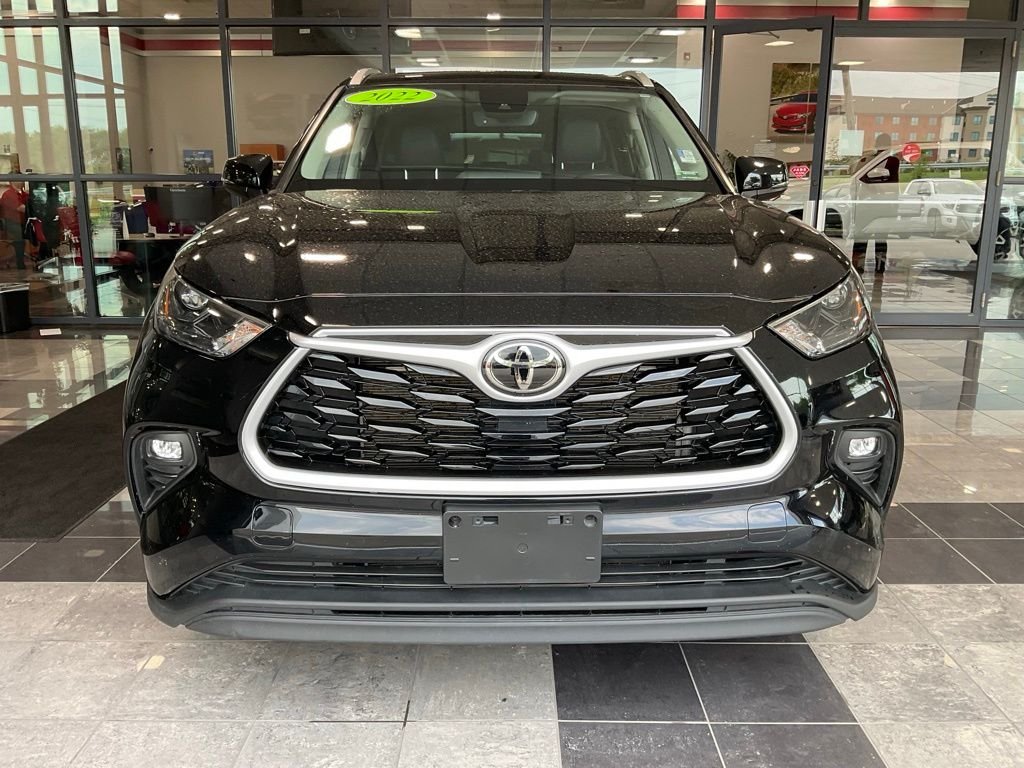 Used 2022 Toyota Highlander XLE with VIN 5TDGZRBH6NS235650 for sale in Kansas City