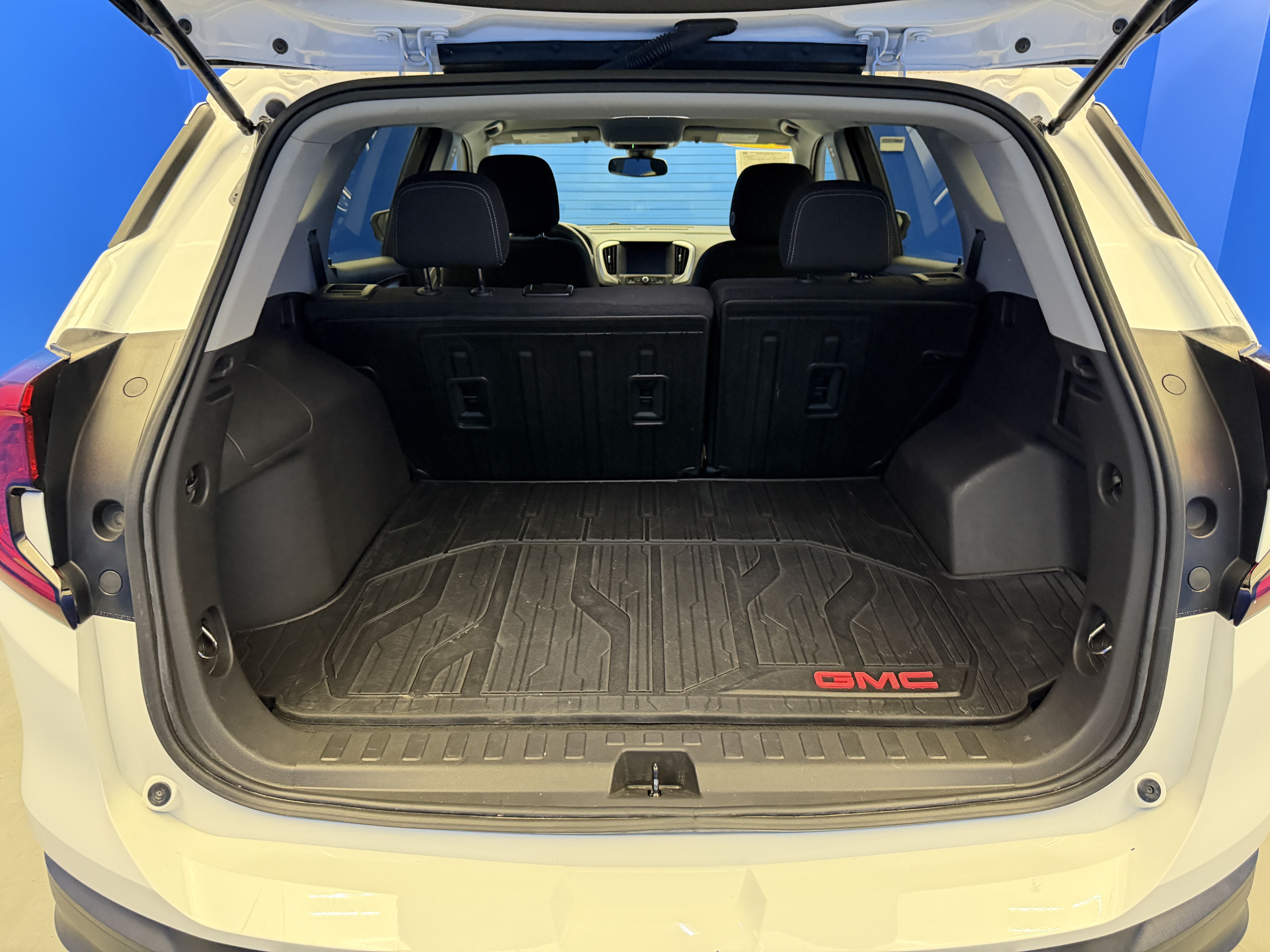 Used 2023 Summit White GMC SLE image 25