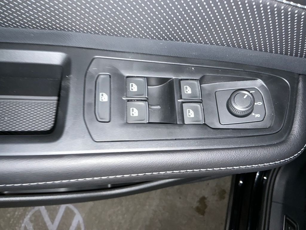 New 2026 Black Volkswagen 2.0T SE w/Technology image 10
