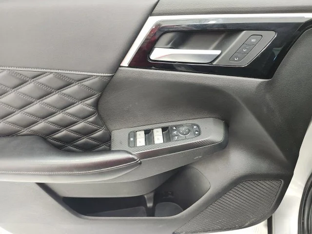 Used 2022  Mitsubishi SEL image 11