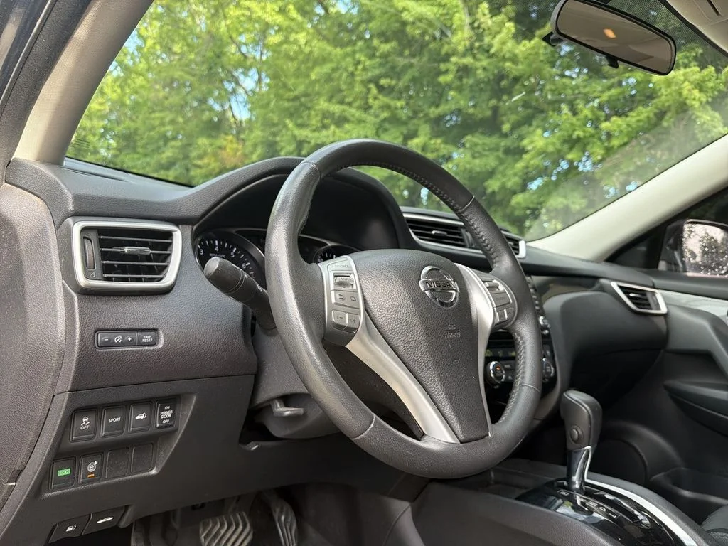 Used 2016 Blue Nissan SL image 10