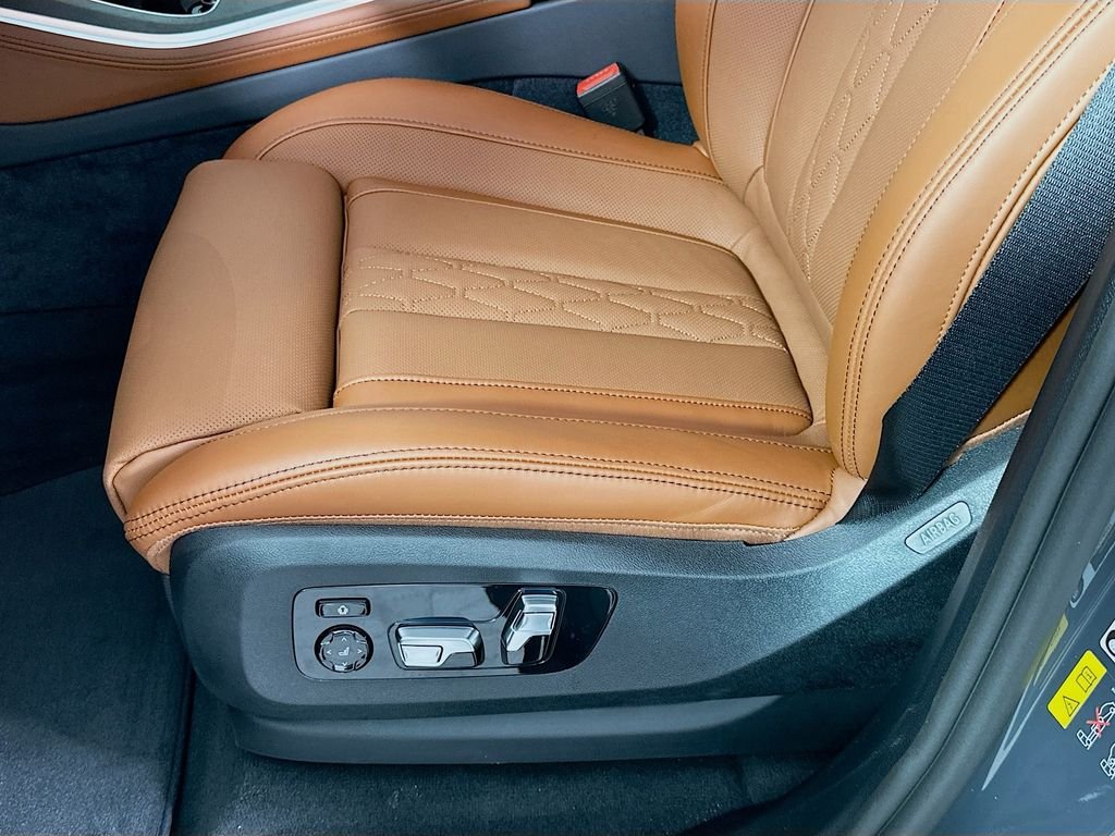 New 2026 Dravit Grey Metallic BMW xDrive50e image 21