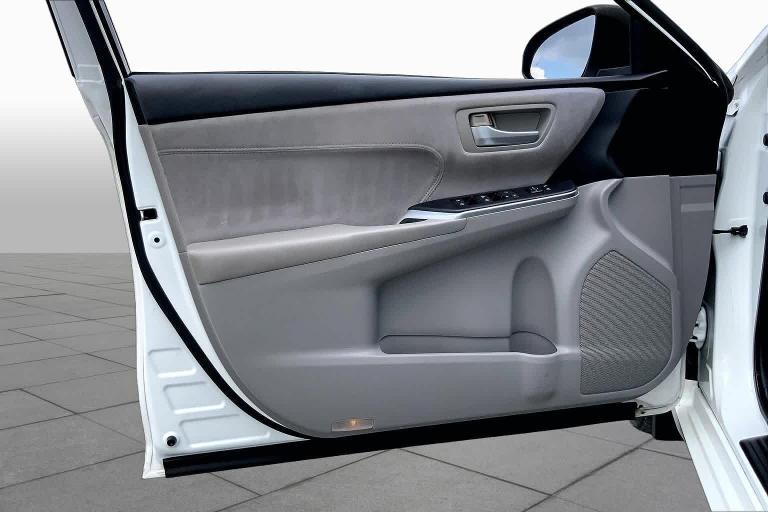Used 2015 Super White Toyota XSE image 21