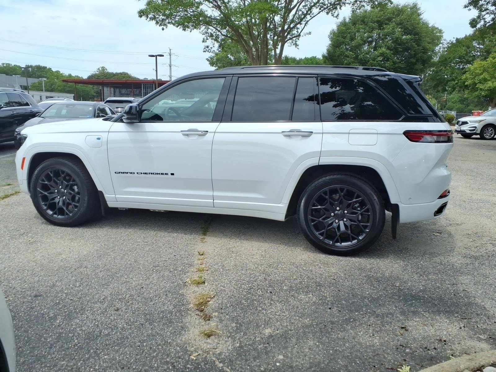 Used 2025 Bright White Clearcoat Jeep Summit Reserve image 9