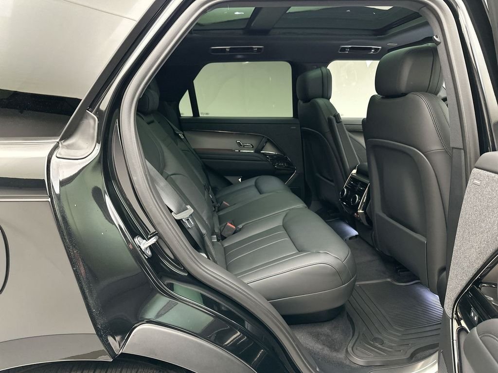 Used 2025 Santorini Black Metallic Land Rover Dynamic SE image 6