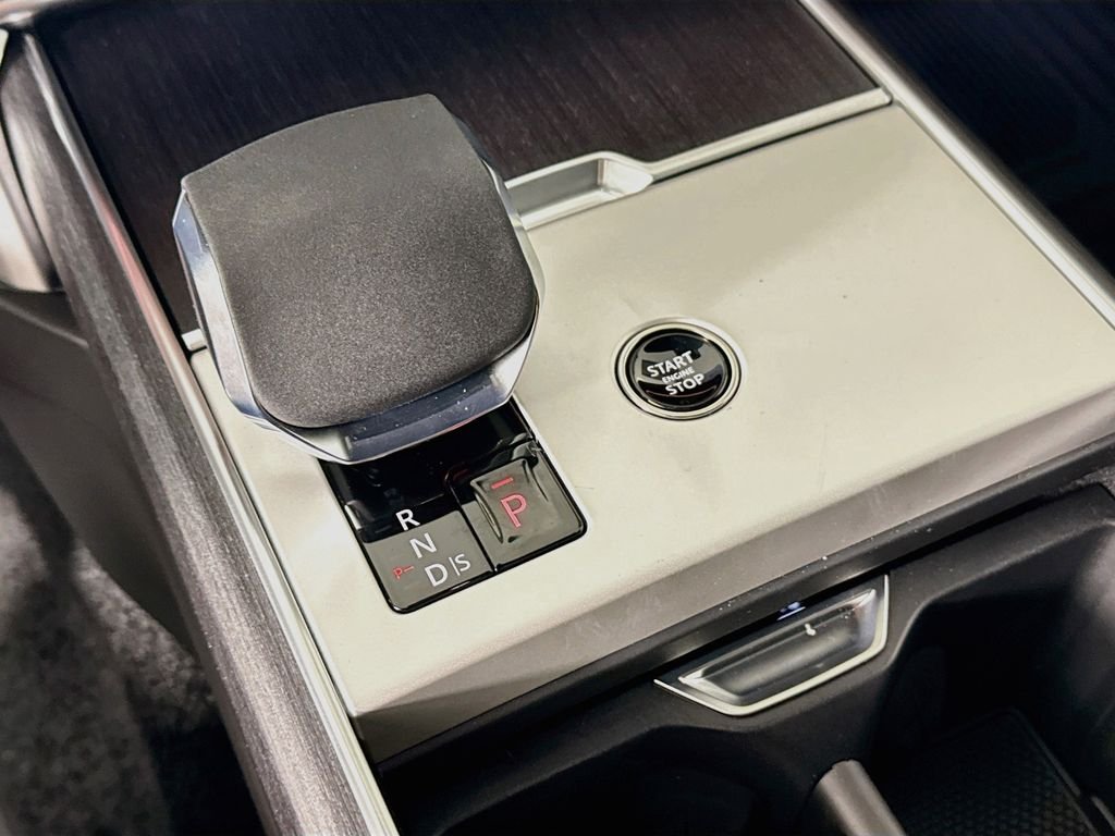 New 2026 Eiger Grey Land Rover SE image 18