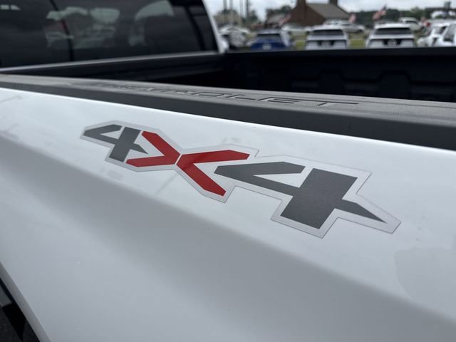 New 2026 Summit White Chevrolet WT image 20