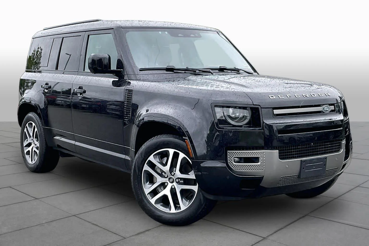 Used 2025  Land Rover X-Dynamic SE image 2