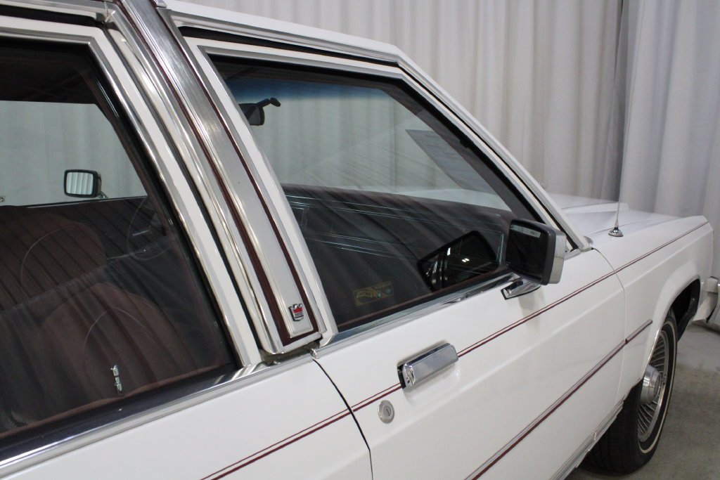 Used 1987 White Ford LX image 27