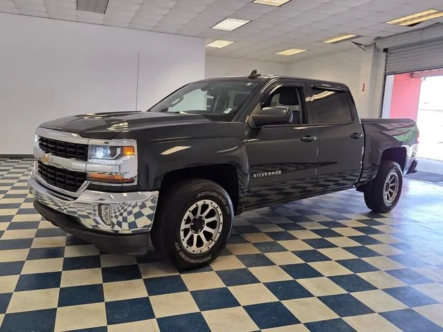 Used 2018 GRAPHITE METALLIC Chevrolet LT image 3