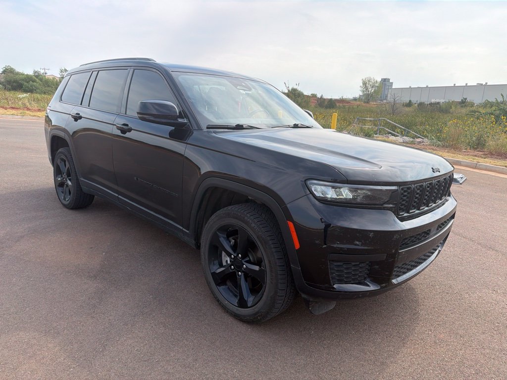Used 2022 Diamond Black Crystal Pearlcoat Jeep Altitude image 3