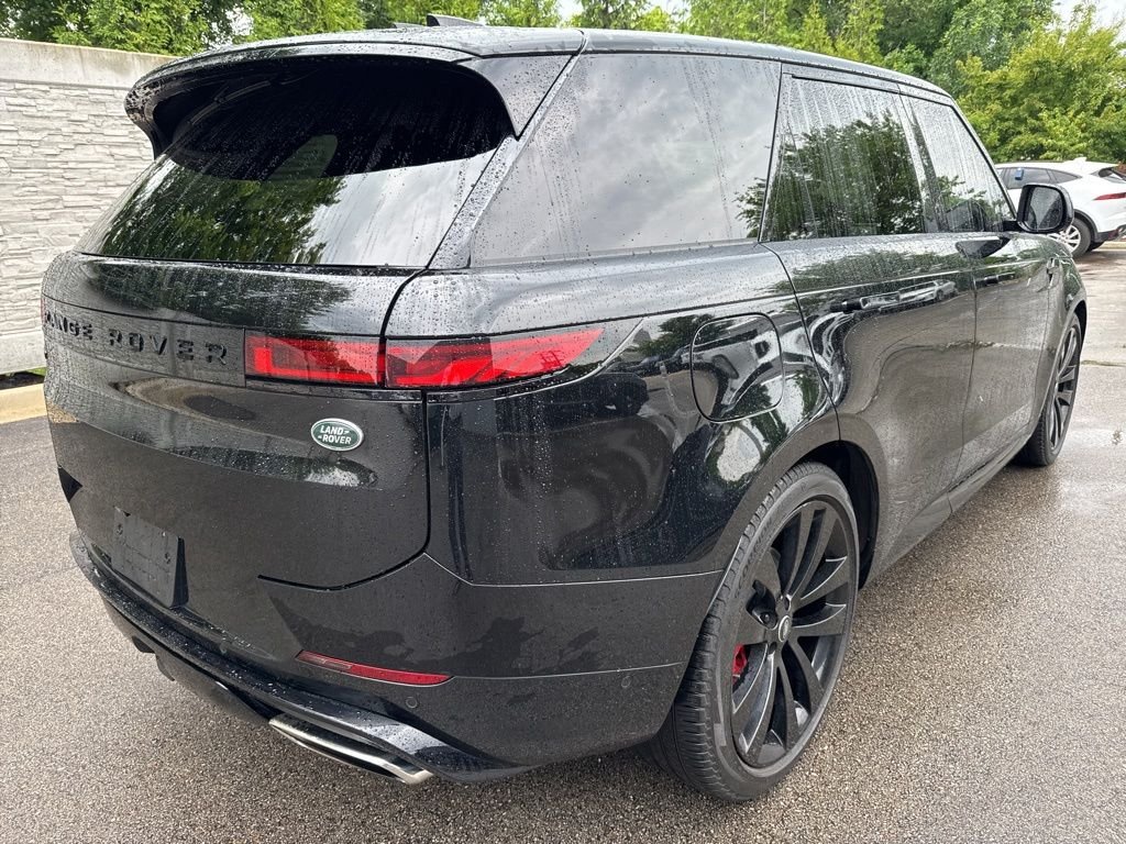 Used 2023 Black Land Rover SE Dynamic image 6