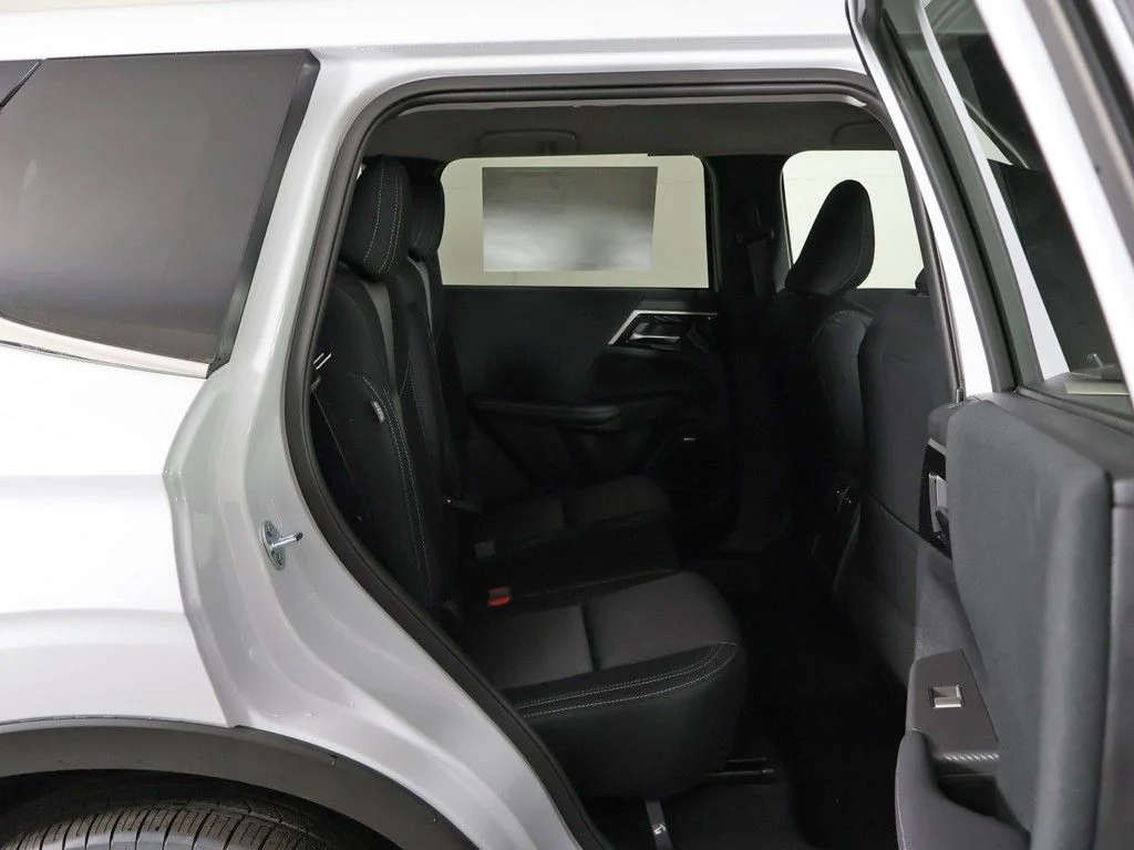 New 2026 White Mitsubishi ES image 32