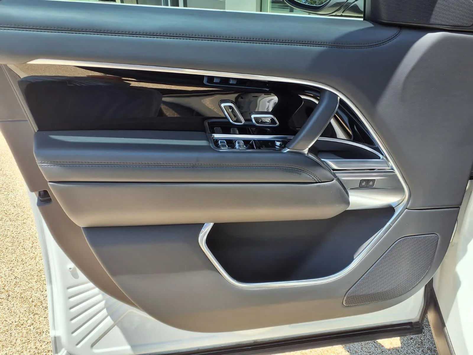 Certified Used 2025 Fuji White Land Rover SE image 19