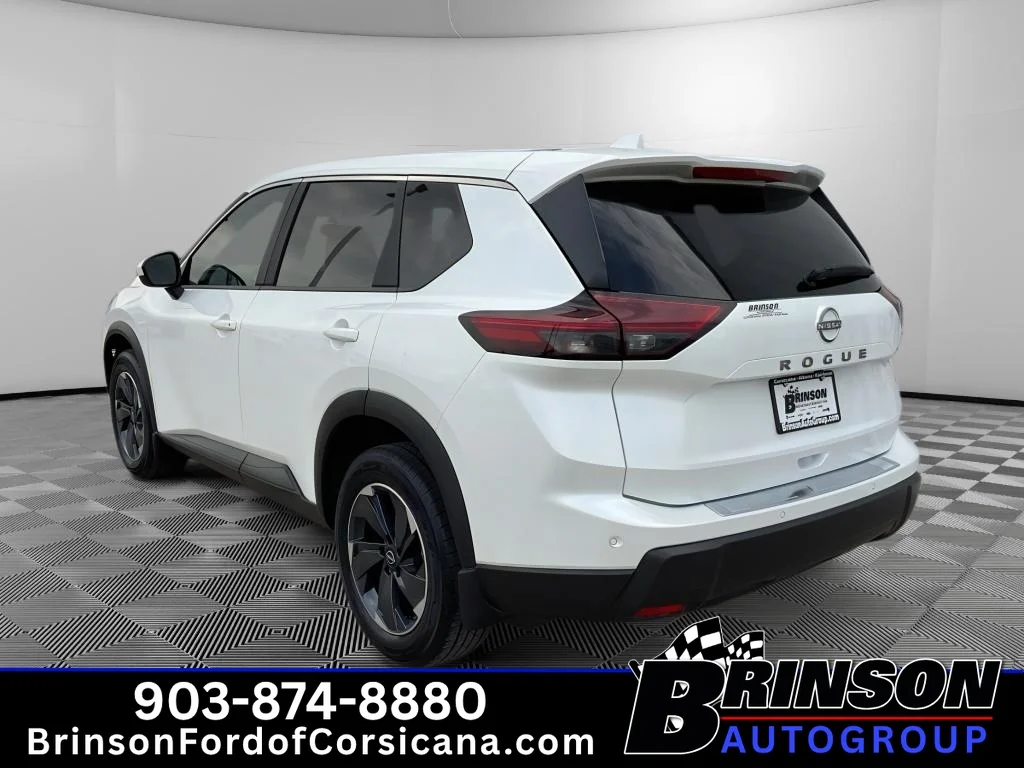 Used 2025 Everest White P Nissan SV image 5
