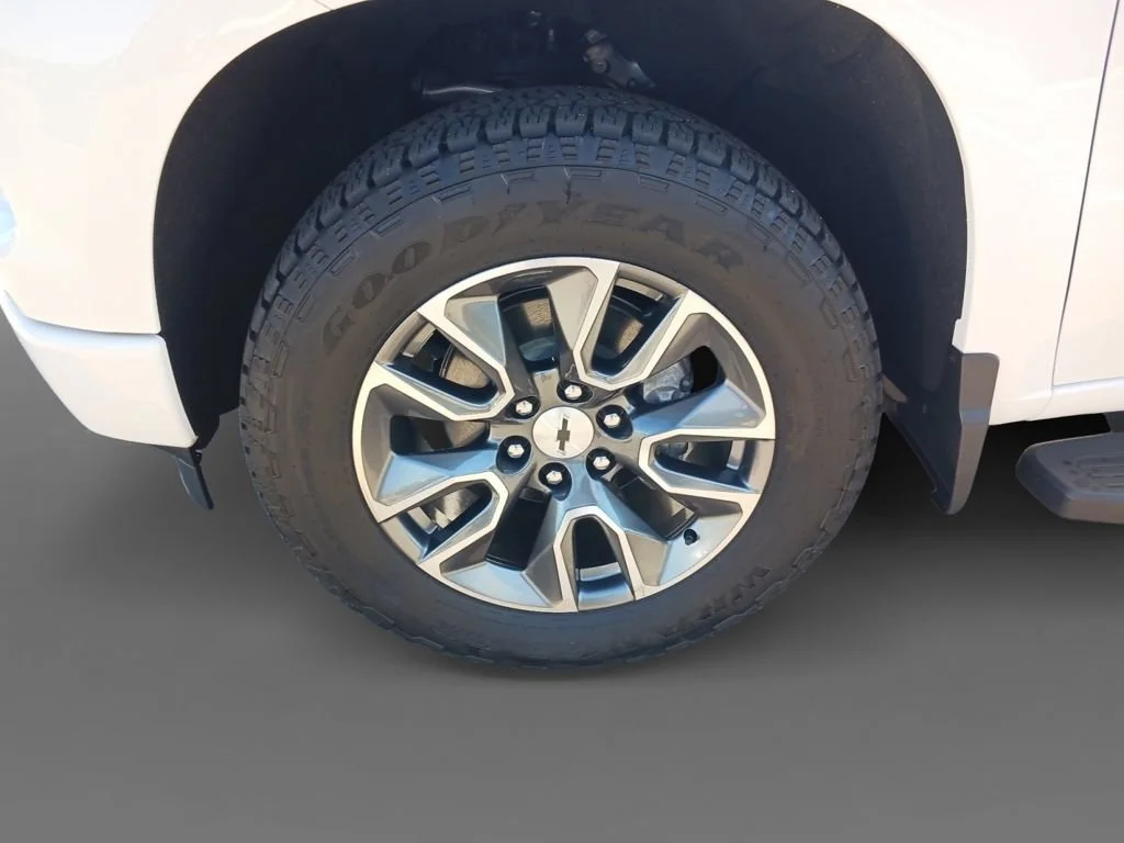 Used 2025 Summit White Chevrolet RST image 32