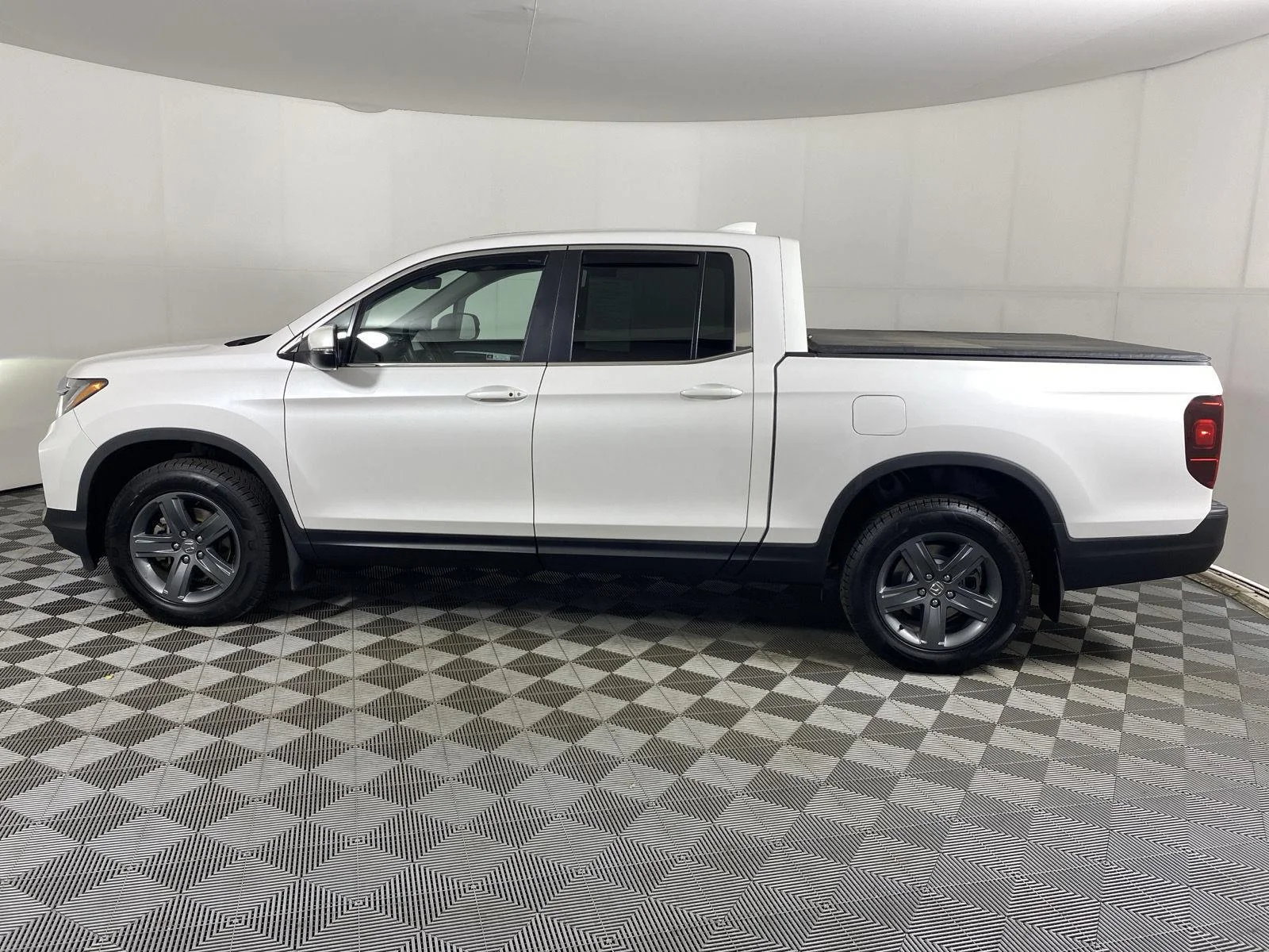 Used 2023 Platinum White Pearl Honda RTL image 4