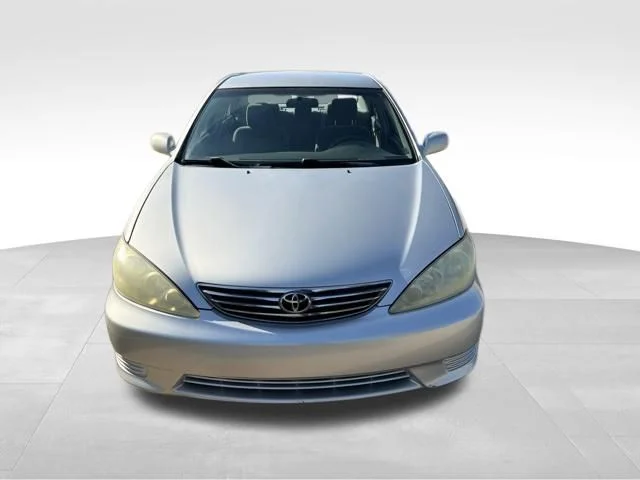 Used 2006 Silver Toyota LE image 9