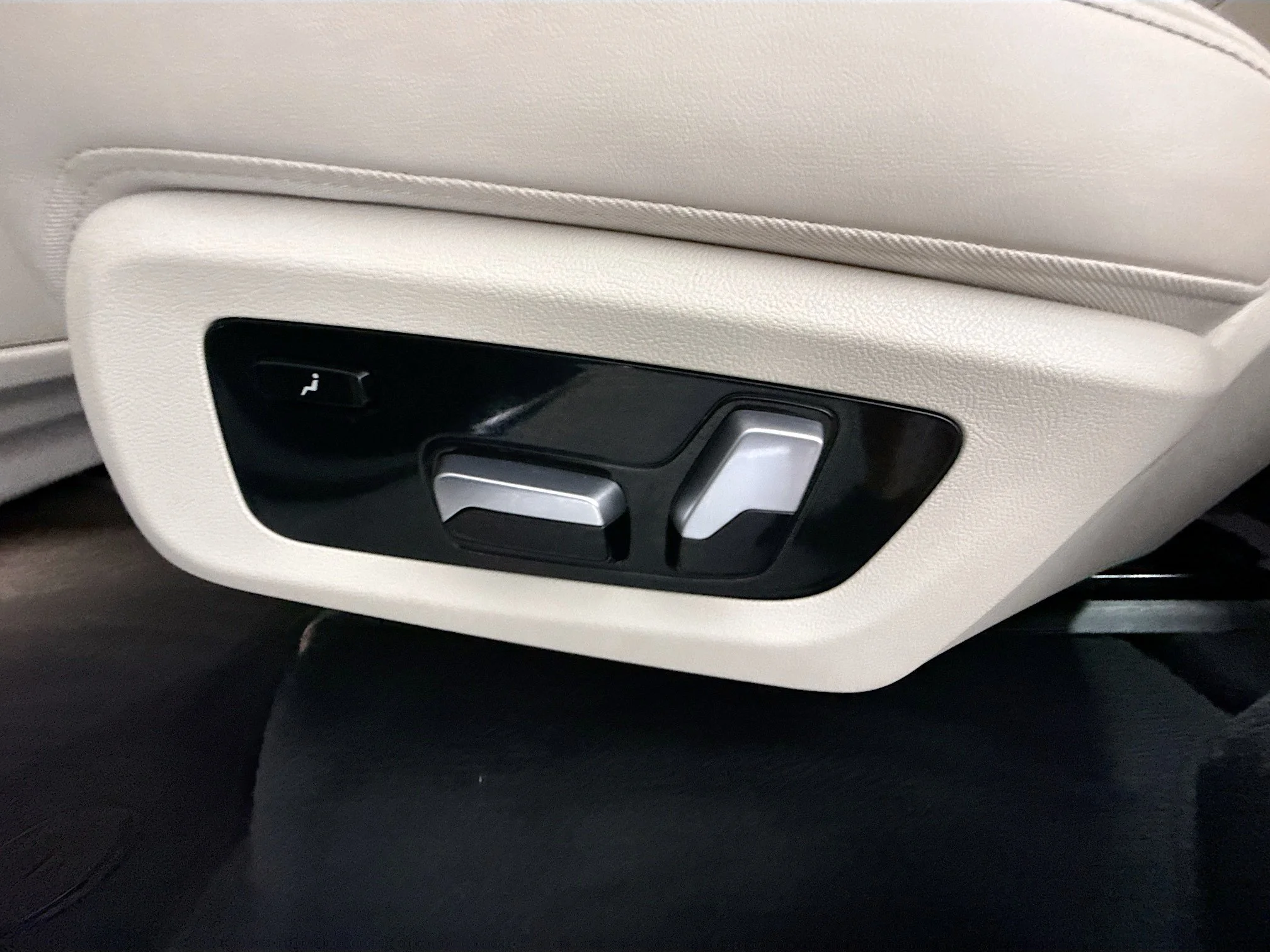 Used 2020 Mineral White Metallic BMW xDrive40i image 46