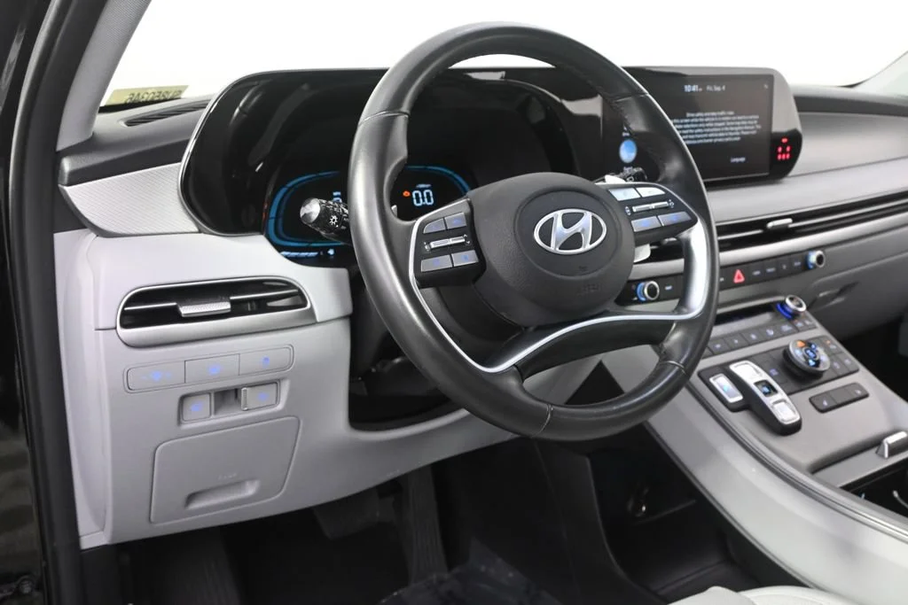 Used 2025 Black Hyundai SEL image 12