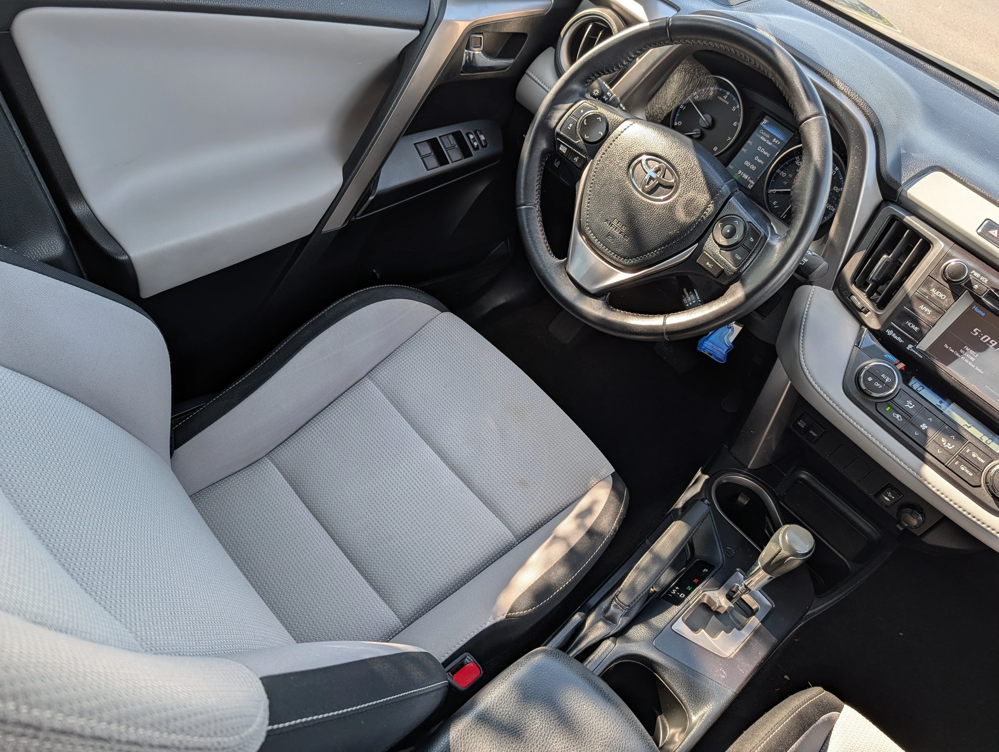 Used 2017 Magnetic Gray Metallic Toyota XLE image 9