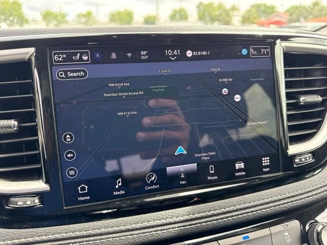 Used 2024 Silver Chrysler Select image 3