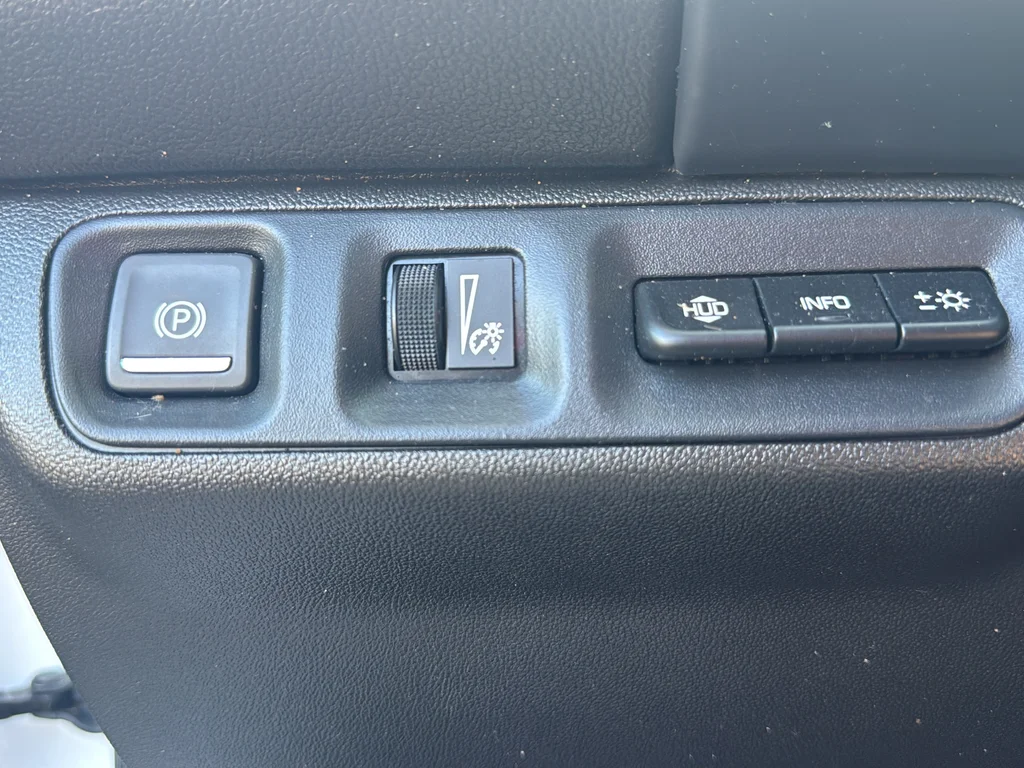 Used 2023 White GMC AT4 image 27