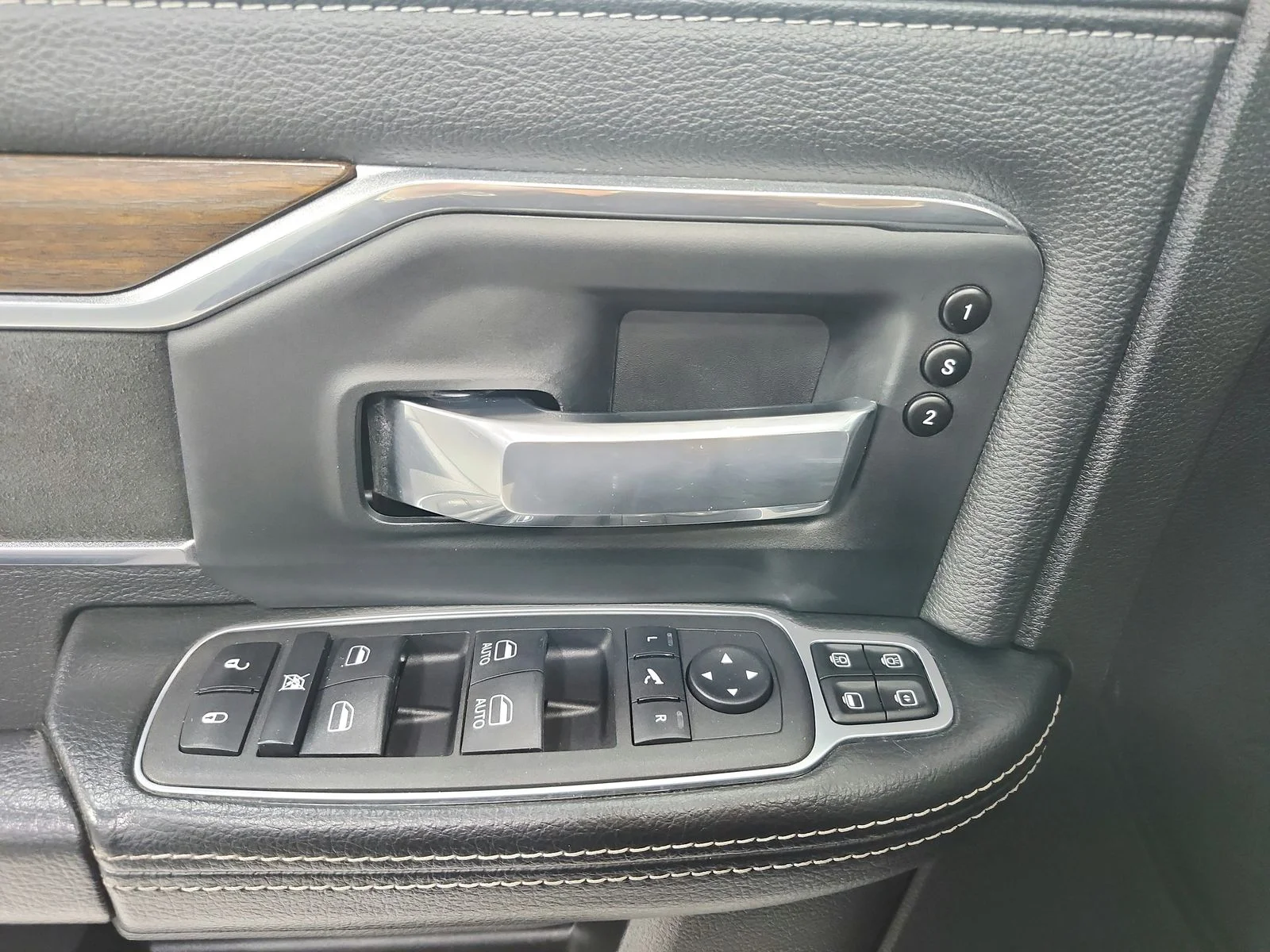 Used 2024 Silver Ram Laramie image 36