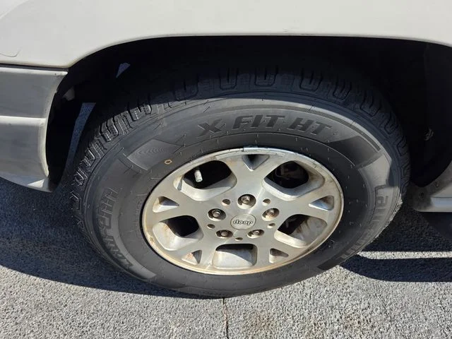 Used 1999 White Jeep Laredo image 7
