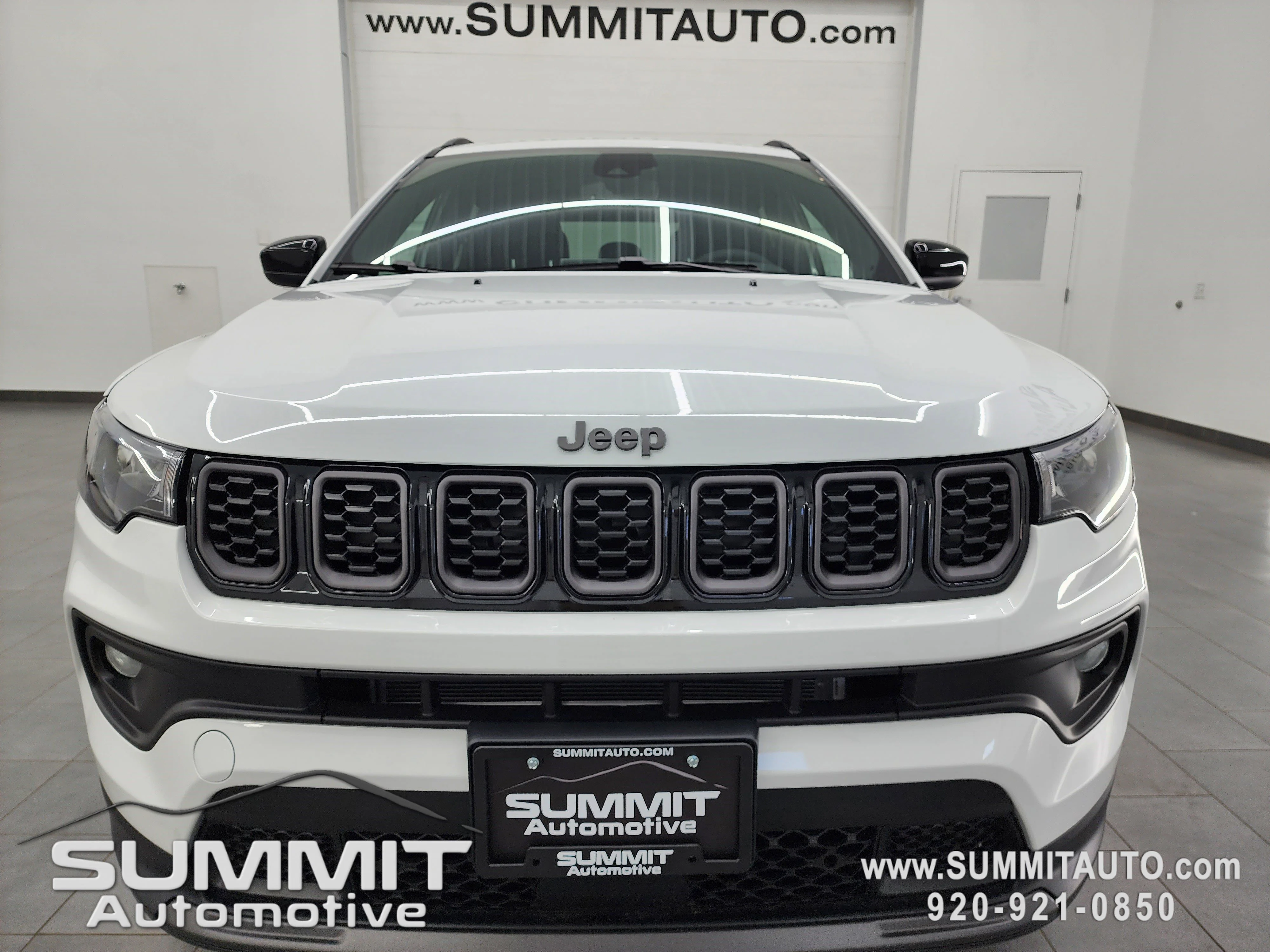 New 2026 Bright White Clearcoat Jeep Latitude image 23