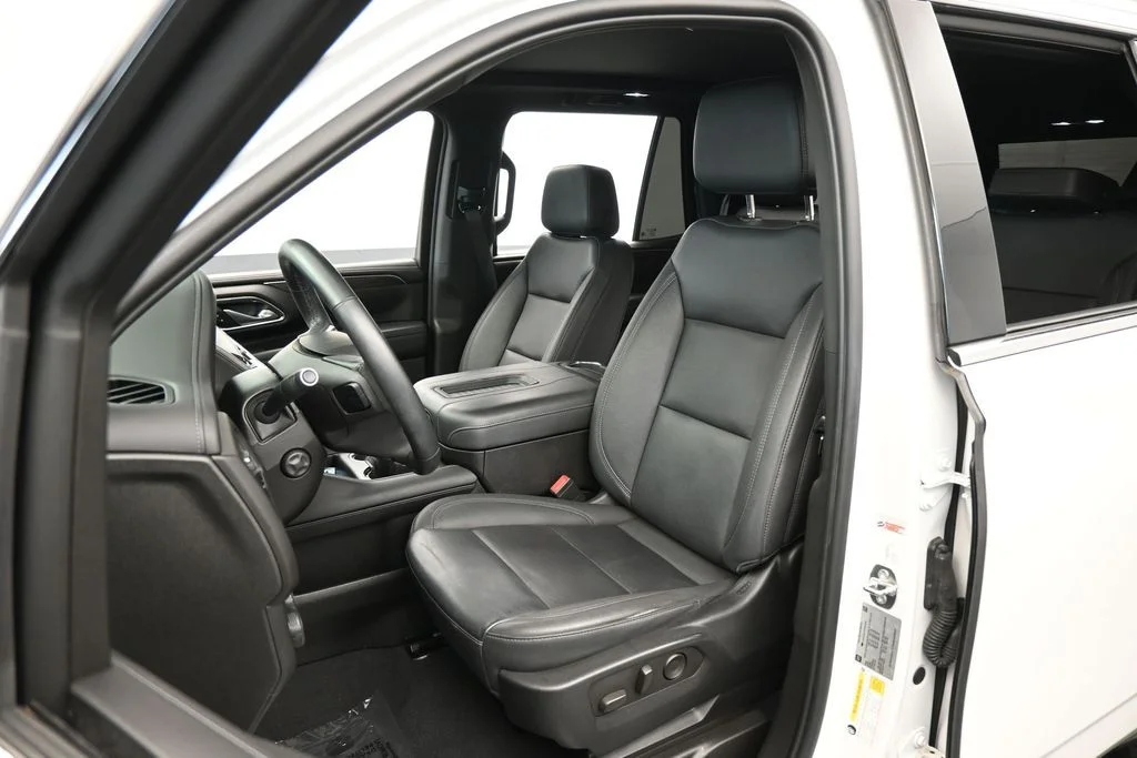 Used 2023 Iridescent Pearl Tricoat Chevrolet LT image 10