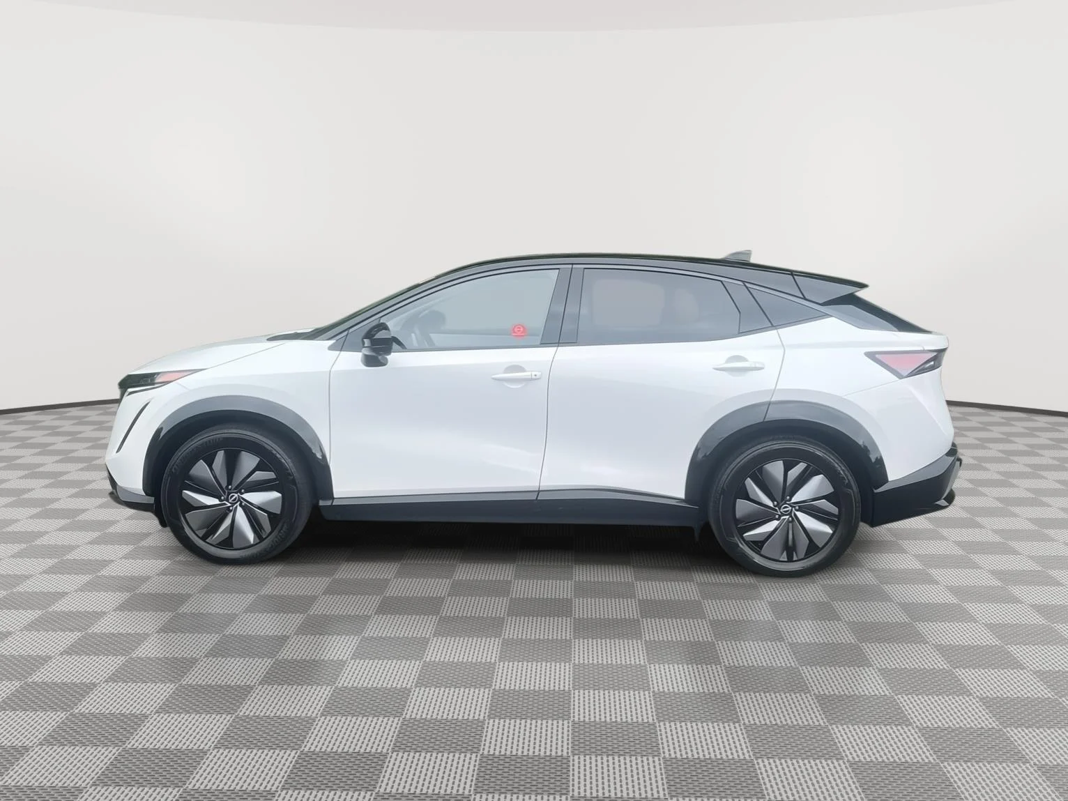 Used 2025 Everest White Pearl Tricoat/Black Diamond Pearl Nissan EVOLVE+ image 8