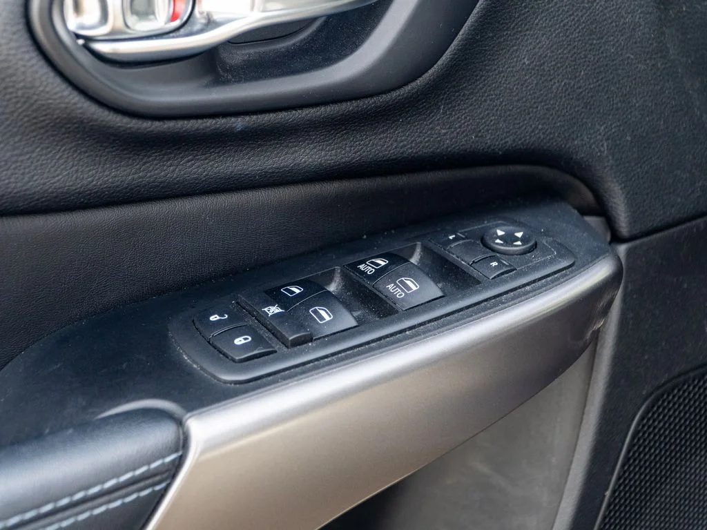 Used 2019 Blue Jeep Latitude image 16