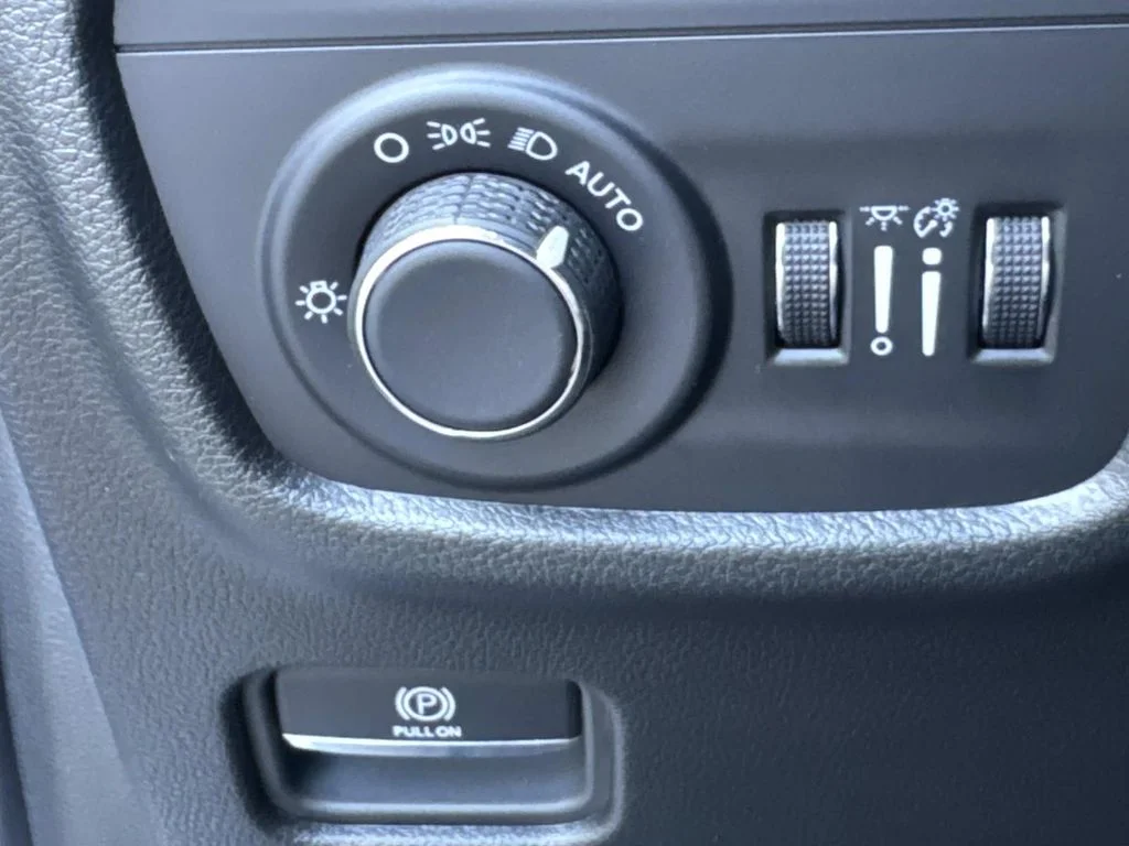 Used 2024 White Jeep Altitude image 31
