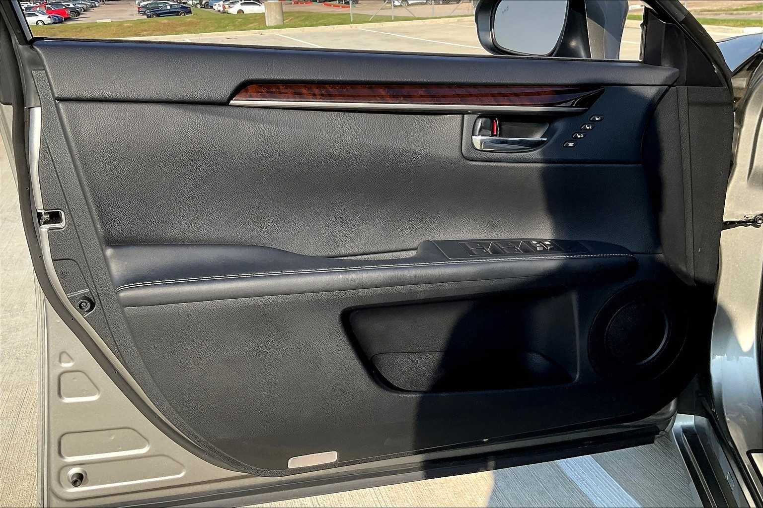 Used 2015 Atomic Silver Lexus  image 19