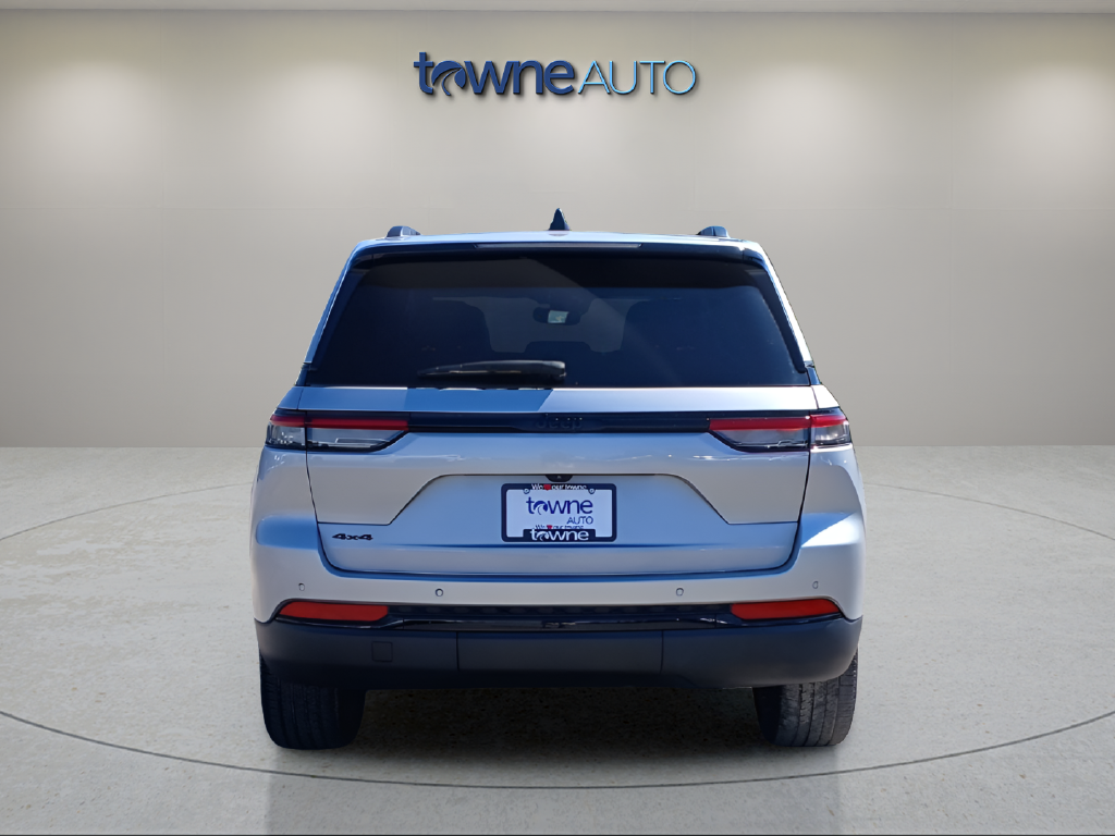 Used 2023 Silver Jeep Altitude X image 5