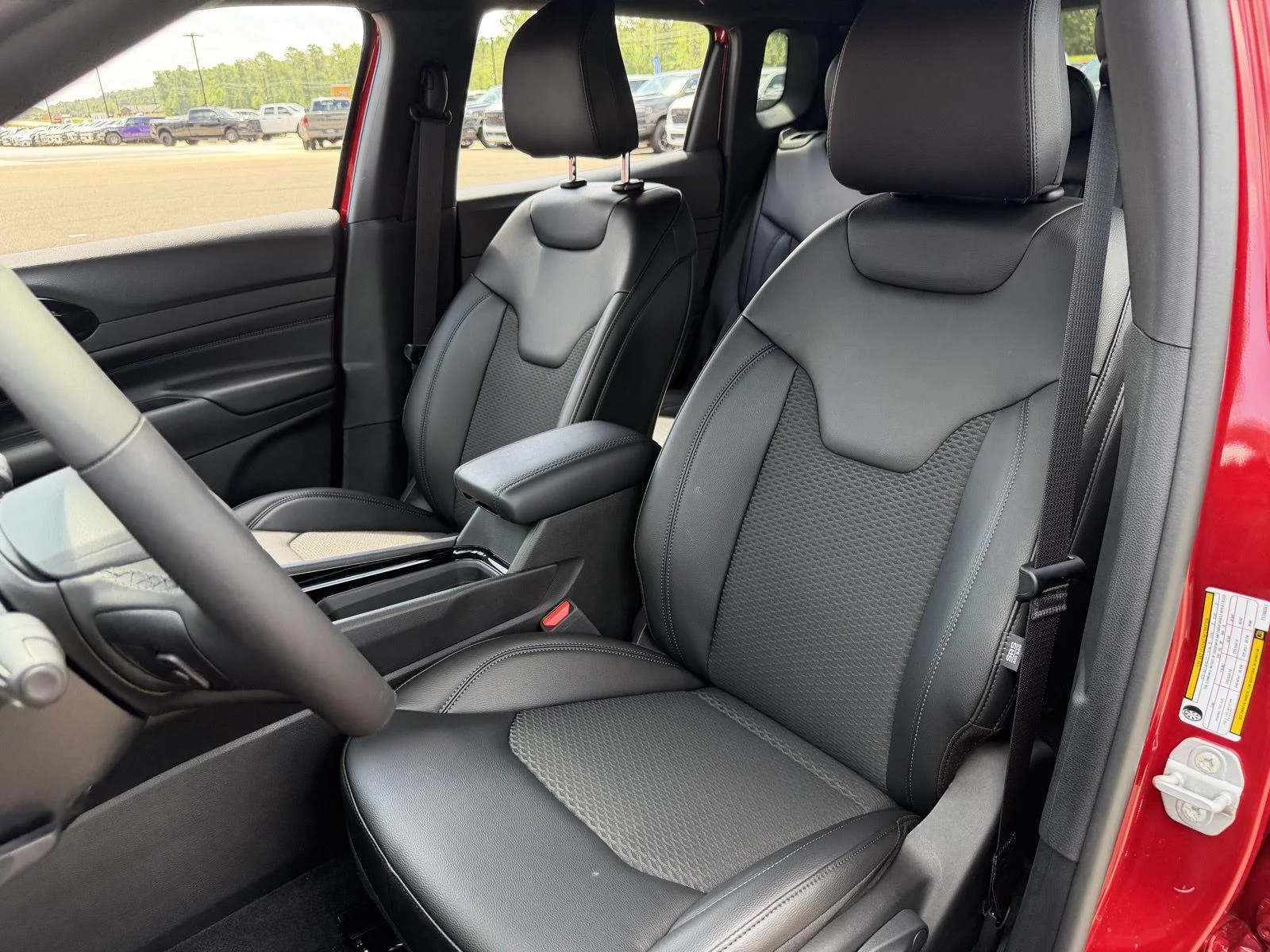 New 2026 Red Hot Pearl-Coat Exterior Paint Jeep Latitude Altitude image 17