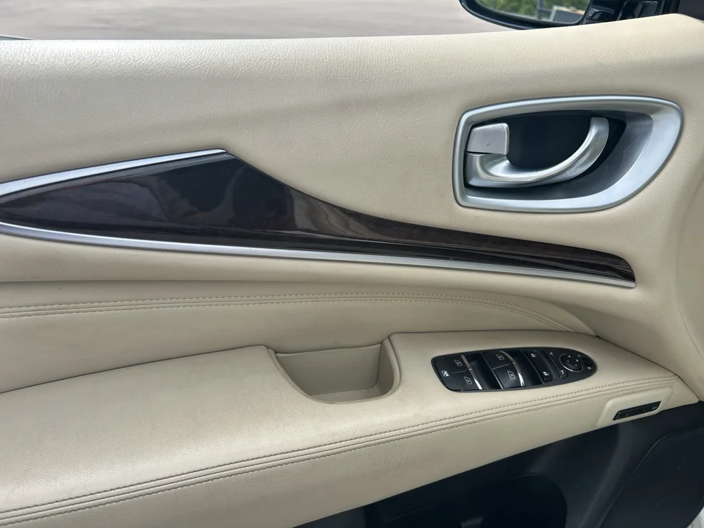 Used 2015 Majestic White INFINITI Base image 10