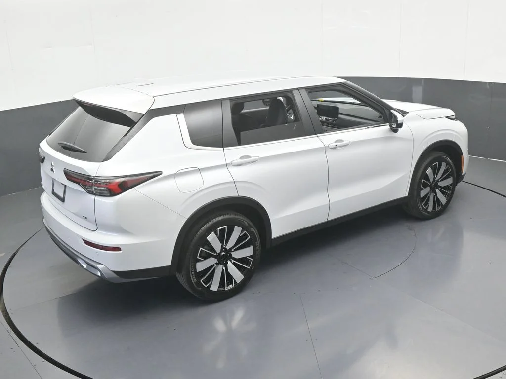 New 2026 Diamond White Mitsubishi SE image 60