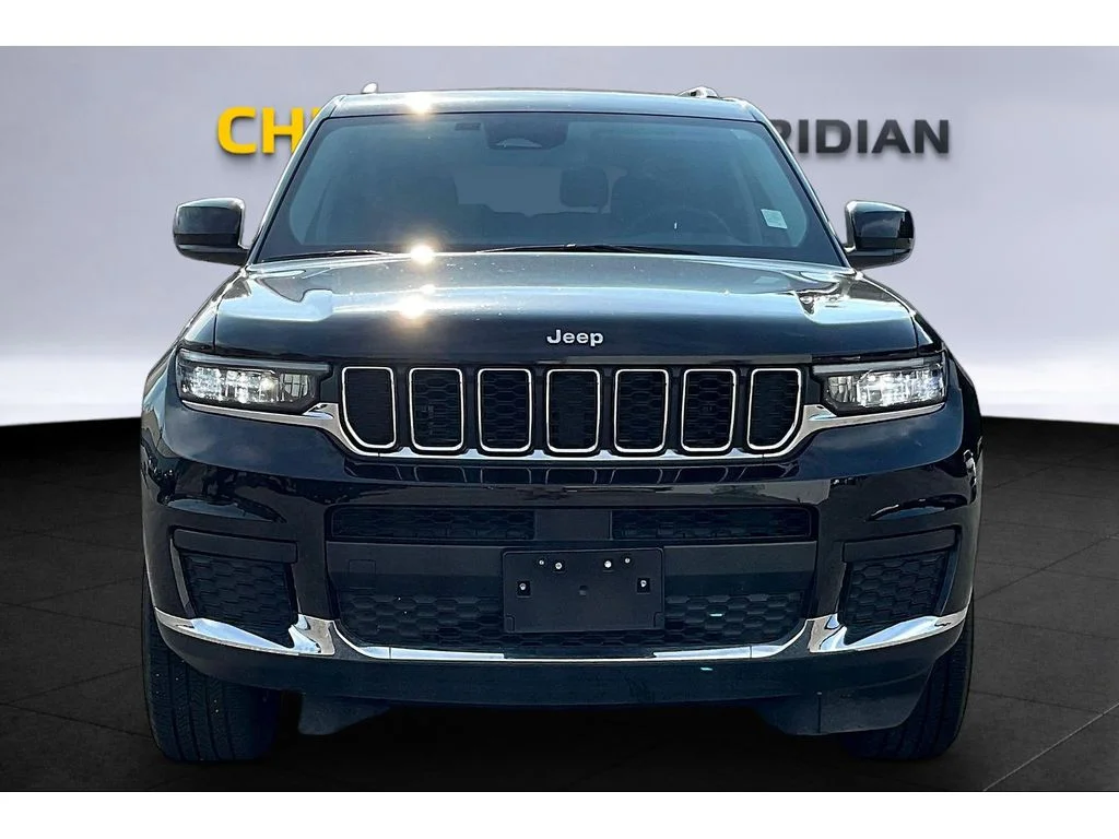 Used 2023 Gray Jeep Laredo image 3