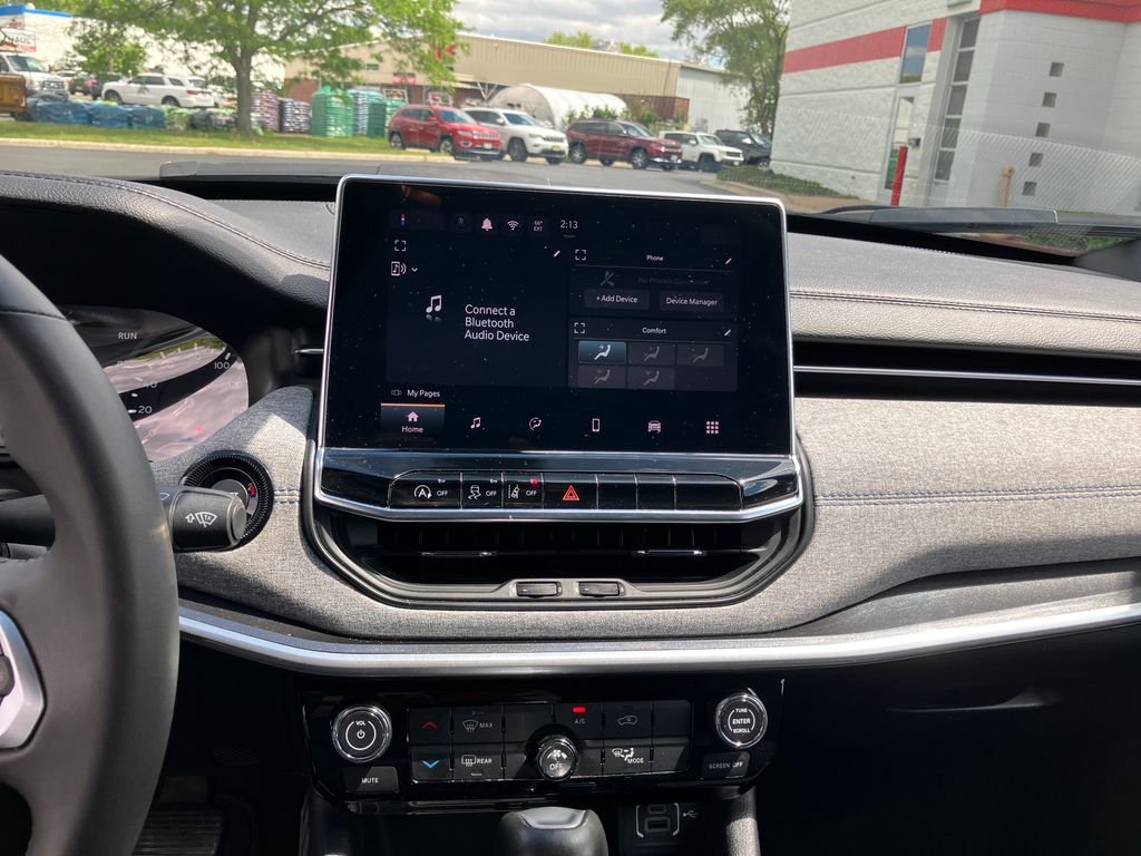 Used 2024 White/off-white Jeep Latitude image 21