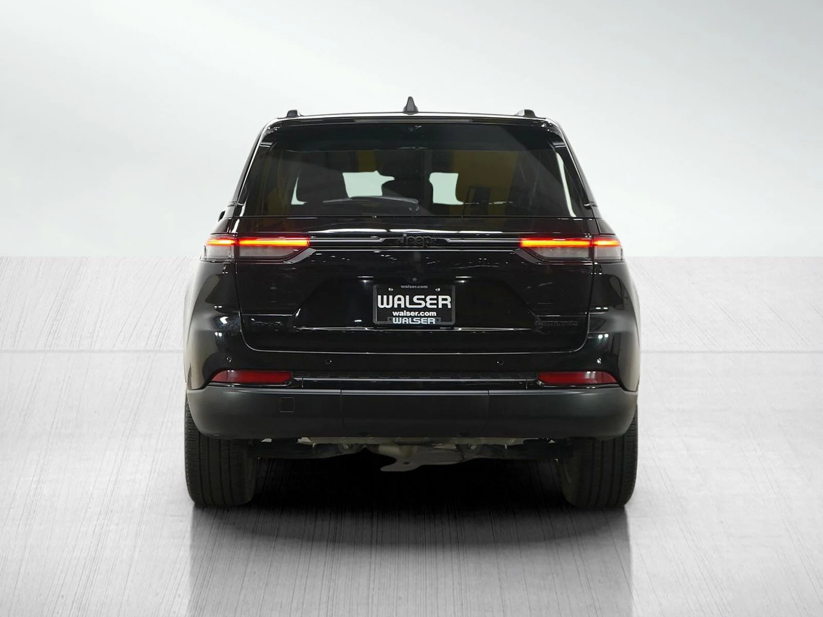 Used 2023 Diamond Black Crystal Pearlcoat Jeep Limited image 4