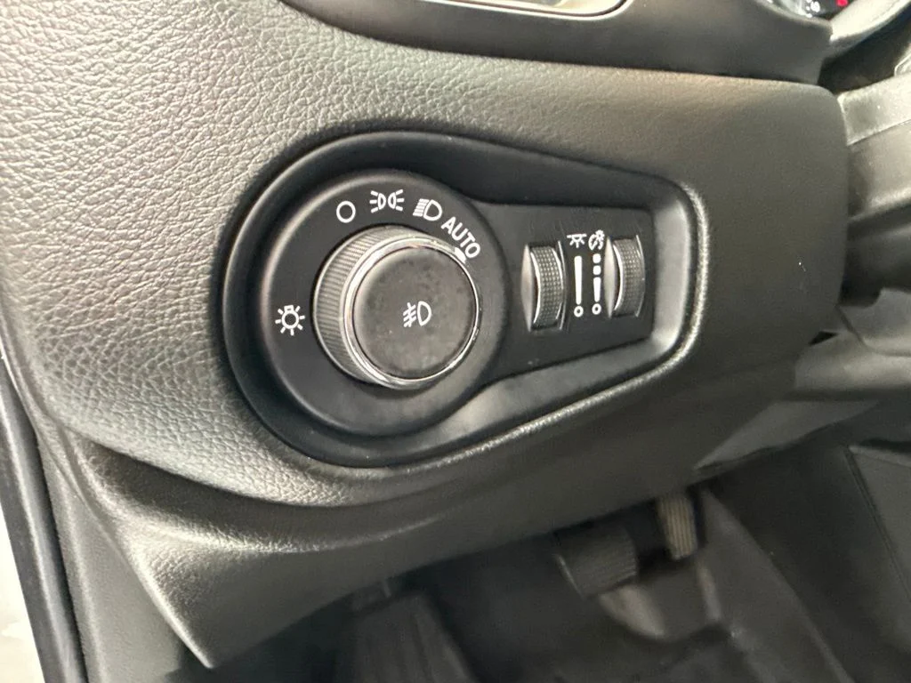 Used 2023 White Jeep Latitude image 16