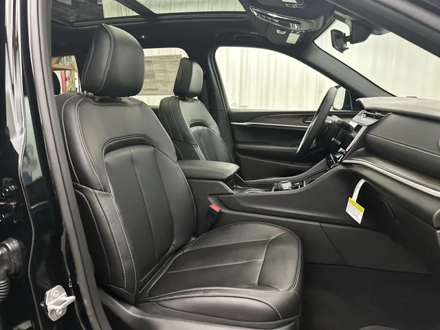 New 2026 Diamond Black Crystal Pearl-Coat Exterior Paint Jeep Limited image 28
