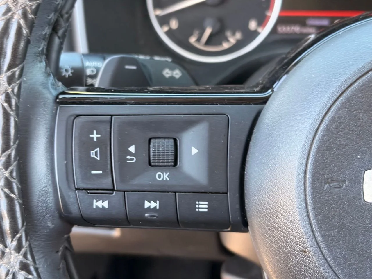 Used 2021 Super Black Nissan SL image 28