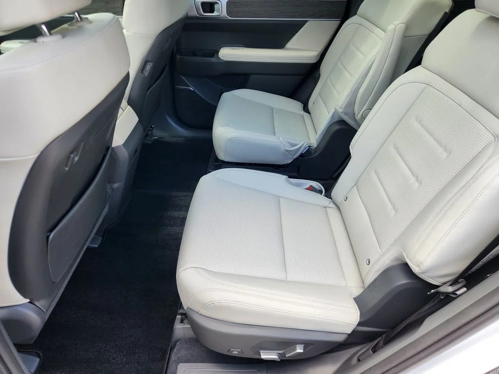 Used 2025 Serenity White Hyundai Calligraphy image 11